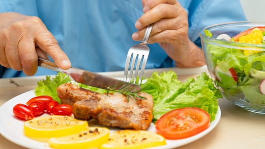 Errores comunes en la alimentación del adulto mayor (y cómo evitarlos)